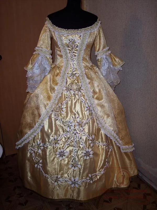 Платье из золотой парчи