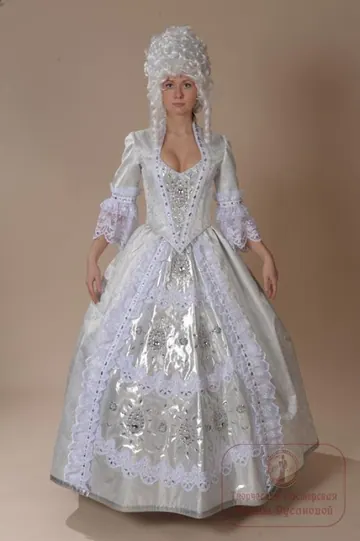 Невеста, белая парча, серебро.