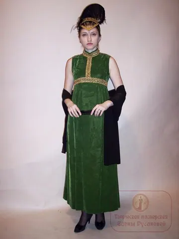 № 483 из зеленого бархата без рукавов