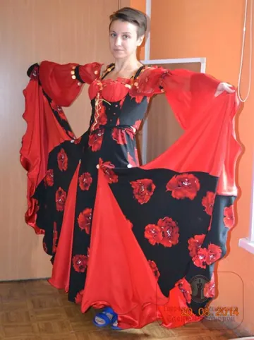 Циганский костюм, красные розы на черном