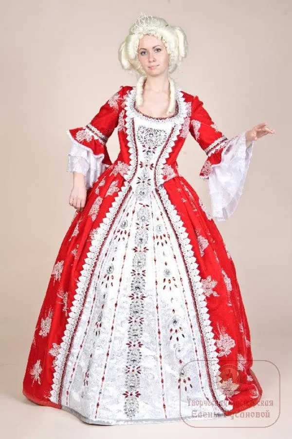 Платье красное, с серебряной вышивкой