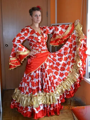 Цыганское платье, красные розы на белом